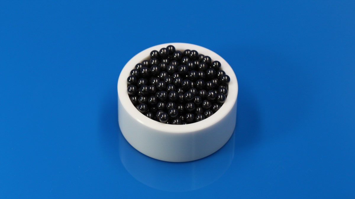 Silicon nitride grinding ball